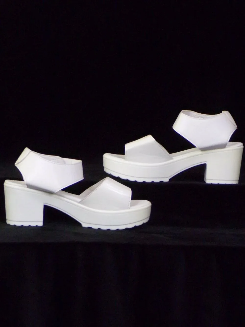 XIN HAO size 9.5 (?) white mid-heel 2-strap platform sandals all synth. mat.
